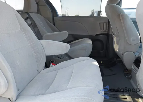 2017 Toyota Sienna Le 8 Passenger z USA, uszkodzony, nr VIN 5TDKZ3DC6HS808088